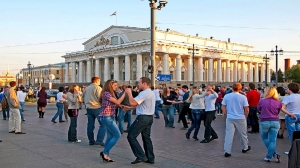 people-dance-on-birzhevaya-ploshchad-in-st-petersburg