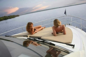enjoy-sea-party-on-luxary-yatch